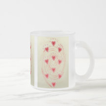 La taza helada remolino del corazón rojo