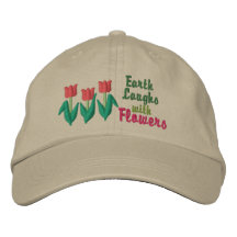 La tierra ríe en flores gorras bordadas