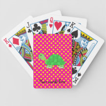 La tortuga del bebé en verde se descolora baraja cartas de poker