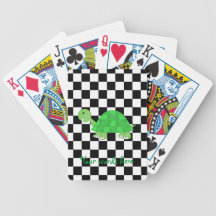 La tortuga del bebé en verde se descolora baraja cartas de poker