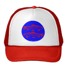 La trucha observa el casquillo gorras