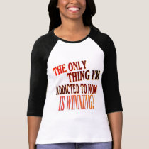 ¡La única cosa que me envician a ESTÁ GANANDO! camisetas