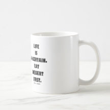 La vida es incierta.  Coma el postre primer. (Humo Tazas