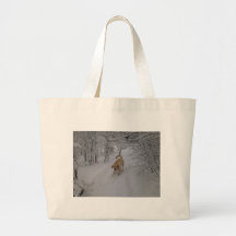Laboratorio amarillo que juega en nieve fresca del bolsa lienzo
