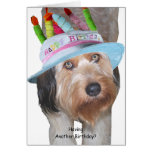 Labradoodle en gorra del cumpleaños tarjeta