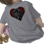 Labradoodle negro con el corazón camiseta