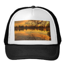 Lago hermoso con la reflexión gorros  