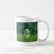 lago verde con la casa barco tazas