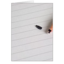 Lápiz quebrado en el cojín de escritura tarjeta