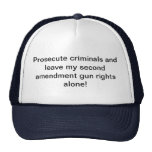 las derechas favorables del arma del gorra del cam