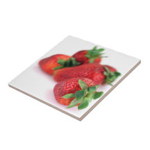 Las fresas se cierran encima de las tejas de la fo