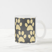 Las impresiones lindas de la pata del perro de per tazas de café