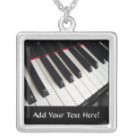 Las llaves del piano personalizaron el collar de l