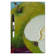 Las manzanas verdes del granny smith secan al tabl pizarras blancas