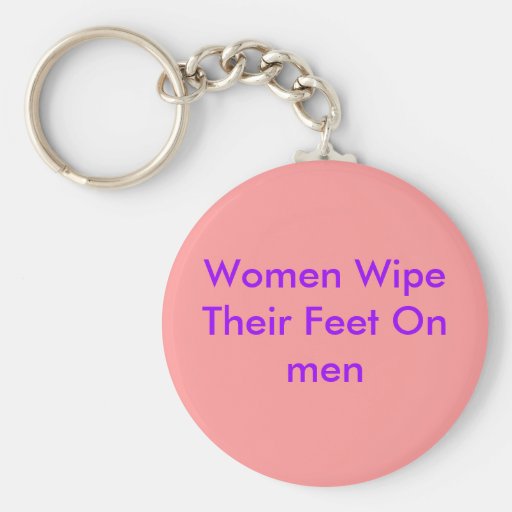 Las mujeres limpian sus pies en hombres llaveros personalizados