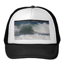 Las ondas y las personas que practica surf acercan gorras de camionero