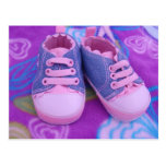 Las postales rosadas de las zapatos tenis del bebé