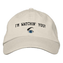 Le estoy mirando bordé el gorra gorra de beisbol