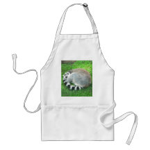 Lemur el dormir en hierba delantal