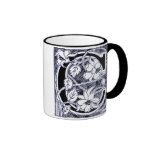Letra "C" de la vid de la flor en el azul - taza