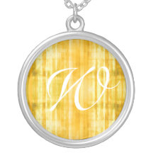 Letra coloreada amarillo del collar de la plata es