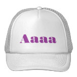 Letra o texto púrpura en las camisetas y los produ gorros bordados