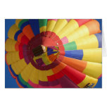 Levantamiento del globo del aire caliente felicitación