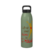Levante para arriba sus corazones en botella de ag botallas de agua