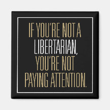 Libertario que presta la atención iman de frigorífico
