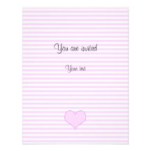 Lila y corazones lindos blancos invitación personalizada