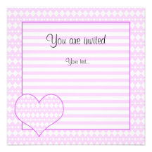 Lila y corazones lindos blancos invitación
