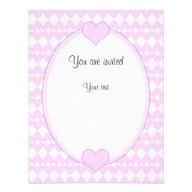 Lila y corazones lindos blancos invitación personalizada