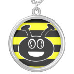 Lindo manosee el collar negro y amarillo de la abe
