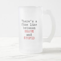 Línea fina entre valiente y estúpido taza