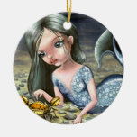 Little mermaid que juega con un cangrejo ornamento de navidad