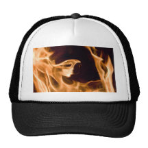 Llamas del fuego en una chimenea gorro de camionero