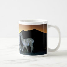 Llamas en la puesta del sol taza