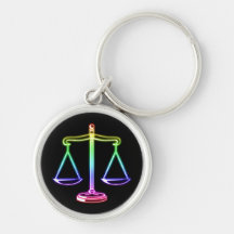 Llavero adaptable con las escalas de la justicia