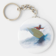 llavero que practica surf