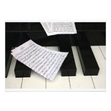 Llaves del piano con música comunicados