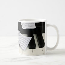 Llaves del piano con música taza