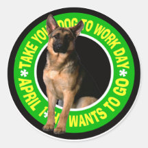 LLEVE SU PERRO DE PASTOR ALEMÁN EL TRABAJO PEGATINA REDONDA