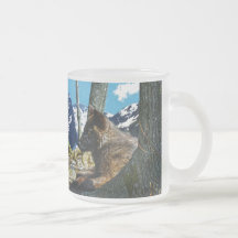 Lobo negro de la montaña que descansa por arte de  taza de café