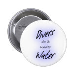 Los buceadores lo hacen debajo del agua pins