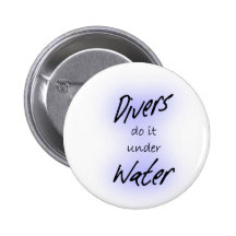 Los buceadores lo hacen debajo del agua pins