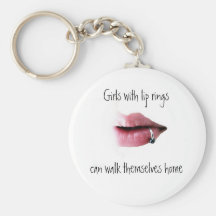 Los chicas con los anillos del labio pueden camina llaveros