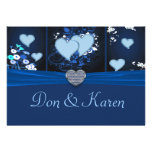 Los corazones románticos en floral azul invitan invitaciones