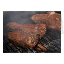 Los filetes que asan a la parrilla la barbacoa asa tarjeton