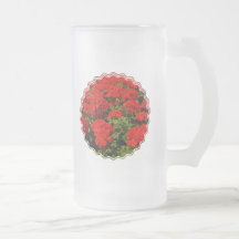 Los geranios rojos helaron la taza de cerveza
