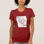 Los hombres chupan la camiseta del corazón quebrad